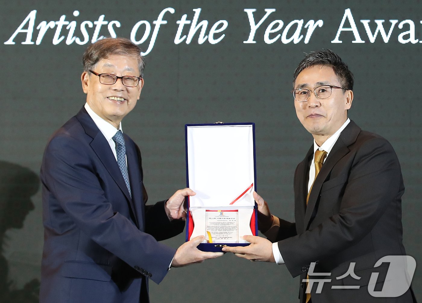 본문 이미지 - 김덕영 감독이 24일 서울 강동구 고덕동 스테이지28에서 열린 제14회 아름다운예술인상 시상식에 참석해 독립영화예술인 부문 상을 수상한 뒤 김황식 전 국무총리(왼쪽)과 기념 촬영을 하고 있다. 2024.10.24/뉴스1 ⓒ News1 권현진 기자