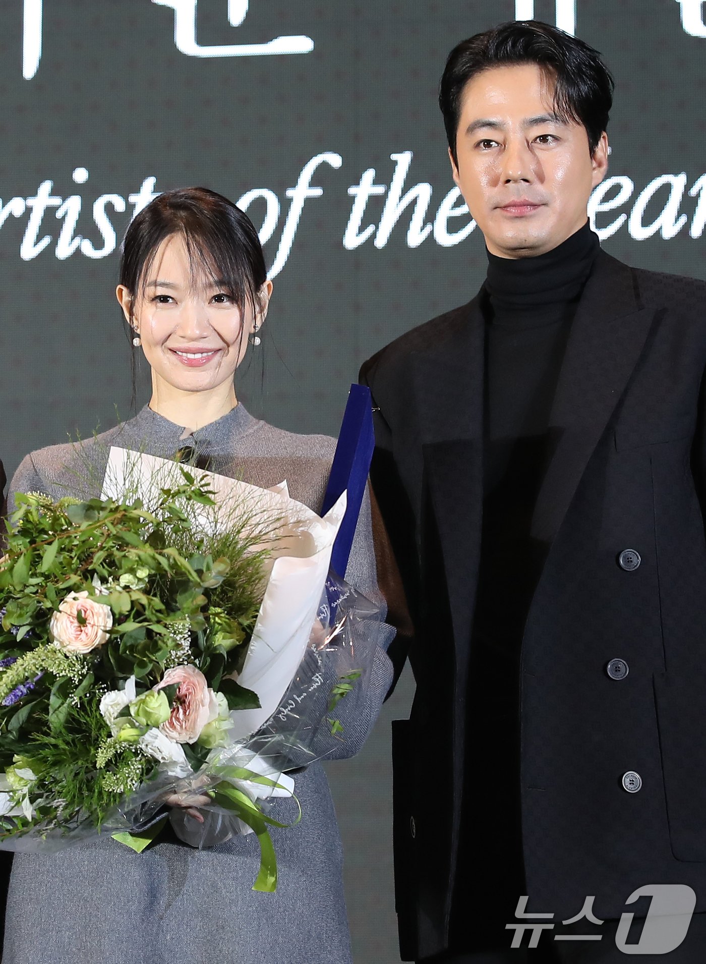 본문 이미지 - 배우 신민아가 24일 서울 강동구 고덕동 스테이지28에서 열린 제14회 아름다운예술인상 시상식에서 굿피플예술인 부문 상을 수상한 뒤 조인성(오른쪽)과 포즈를 취하고 있다. 2024.10.24/뉴스1 ⓒ News1 권현진 기자