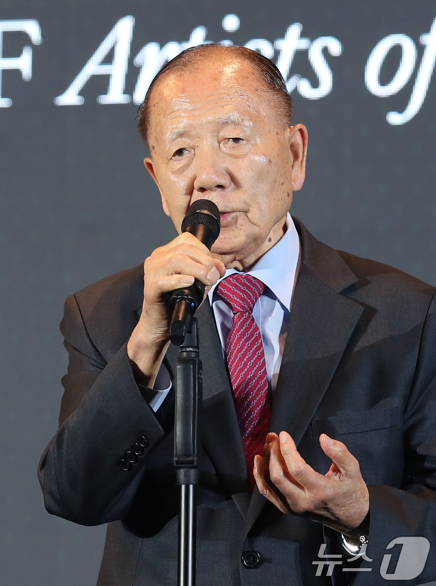 본문 이미지 - 김동호 위원장이 24일 서울 강동구 고덕동 스테이지28에서 열린 제14회 아름다운예술인상 시상식에 참석해 공로예술인 부문 상을 수상한 뒤 소감을 말하고 있다. 2024.10.24/뉴스1 ⓒ News1 권현진 기자