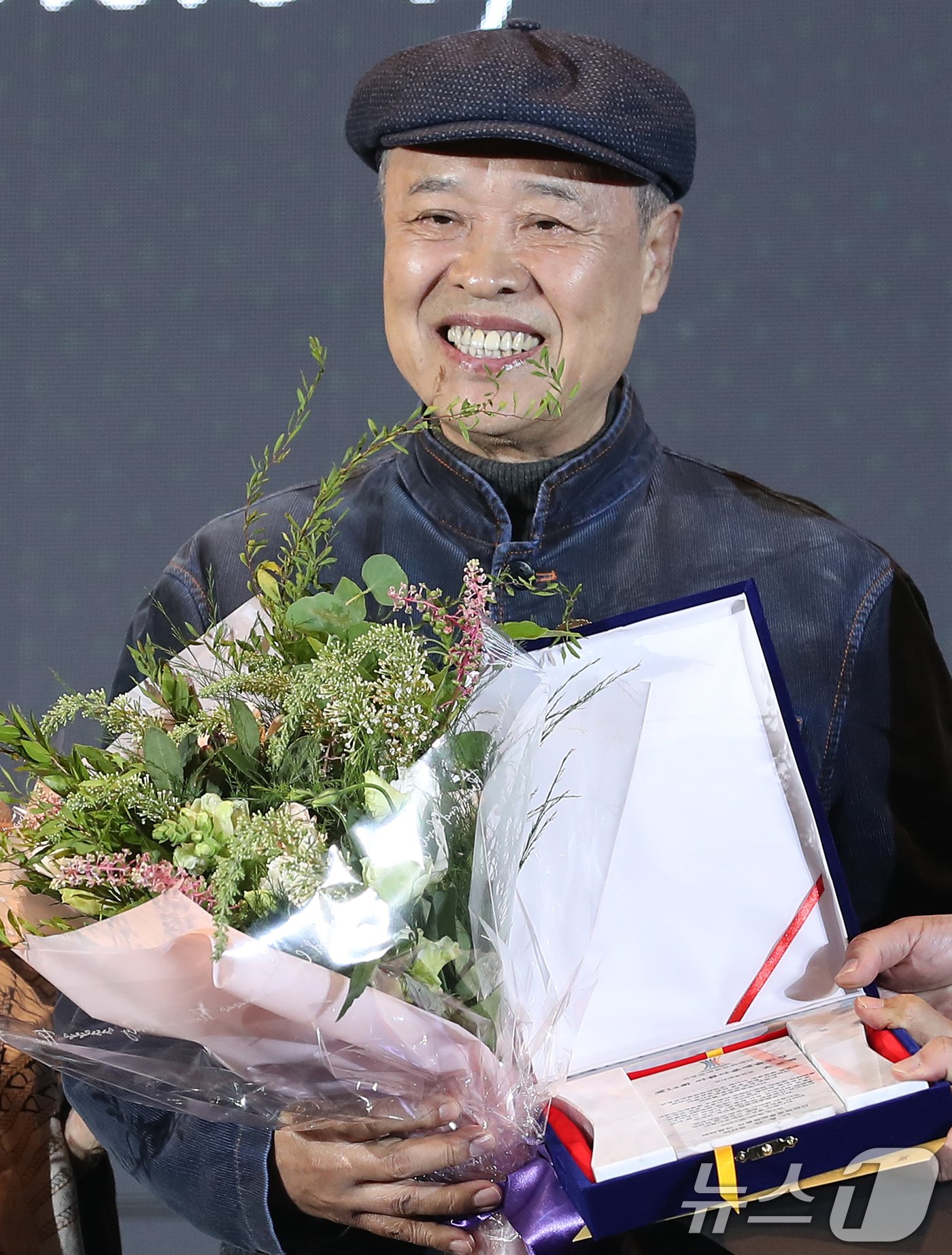 본문 이미지 - 연출가 손진책이 24일 서울 강동구 고덕동 스테이지28에서 열린 제14회 아름다운예술인상 시상식에 참석해 연극예술인 부문 상을 수상한 뒤 소감을 말하고 있다. 2024.10.24/뉴스1 ⓒ News1 권현진 기자