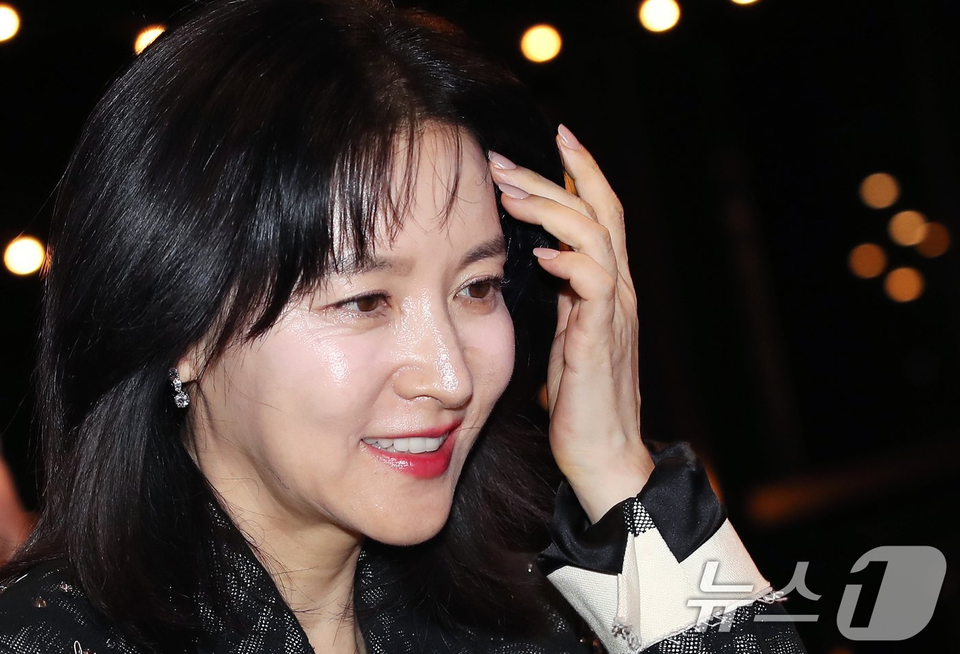 본문 이미지 - 배우 이영애가 24일 서울 강동구 고덕동 스테이지28에서 열린 제14회 아름다운예술인상 시상식에 참석해 시상을 위해 이동하고 있다. ⓒ News1 권현진 기자