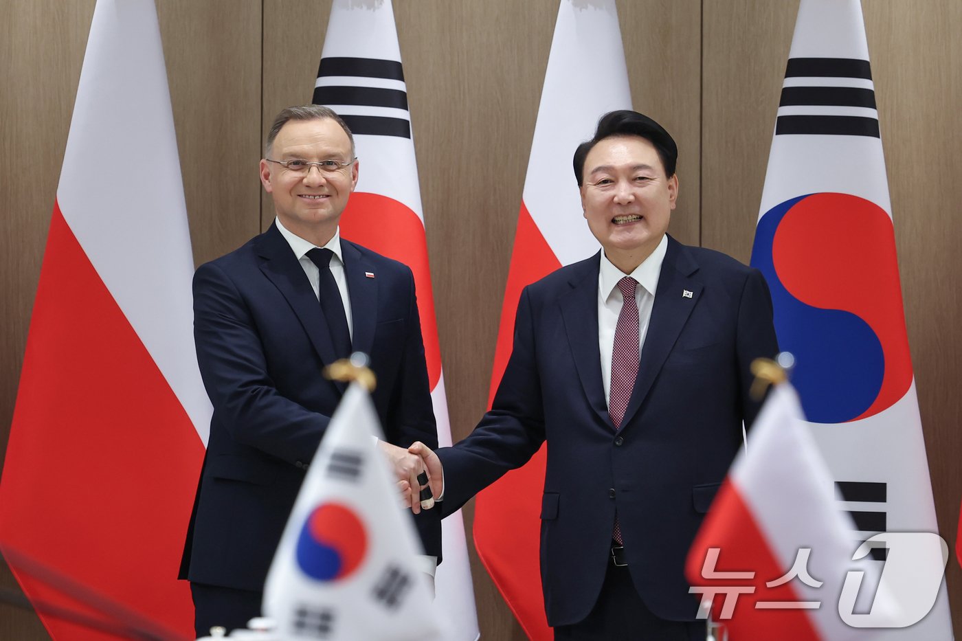 본문 이미지 - 윤석열 대통령이 24일 서울 용산 대통령실에서 안제이 두다 폴란드 대통령과 한·폴란드 확대 정상회담을 하고 있다. (대통령실 제공) 2024.10.24/뉴스1 ⓒ News1 송원영 기자