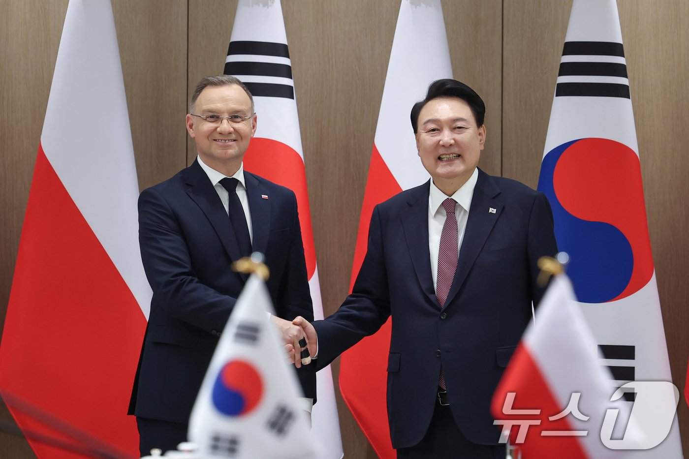 윤석열 대통령이 24일 서울 용산 대통령실에서 안제이 두다 폴란드 대통령과 한·폴란드 확대 정상회담을 하고 있다. &#40;대통령실 제공&#41; 2024.10.24/뉴스1 ⓒ News1 송원영 기자