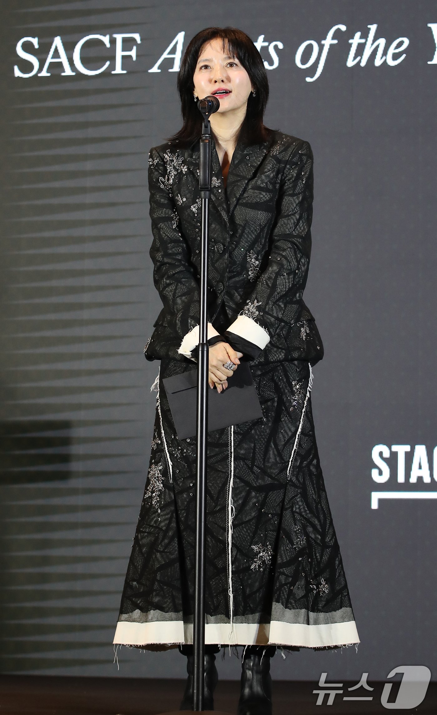 본문 이미지 - 배우 이영애가 24일 서울 강동구 고덕동 스테이지28에서 열린 제14회 아름다운예술인상 시상식에 참석해 수상자를 호명하고 있다. ⓒ News1 권현진 기자