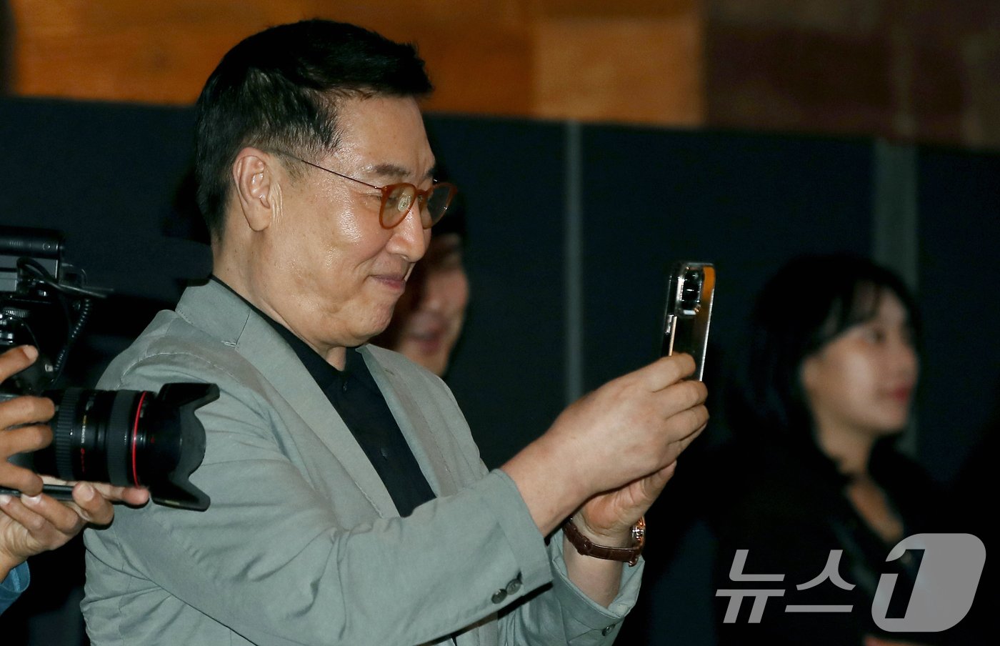 본문 이미지 - 이영애 남편 정호영 한국레이컴 전 회장이 24일 서울 강동구 고덕동 스테이지28에서 열린 제14회 아름다운예술인상 시상식에서 팬과 함께 사진을 찍는 아내를 핸드폰에 담고 있다. 2024.10.24/뉴스1 ⓒ News1 권현진 기자