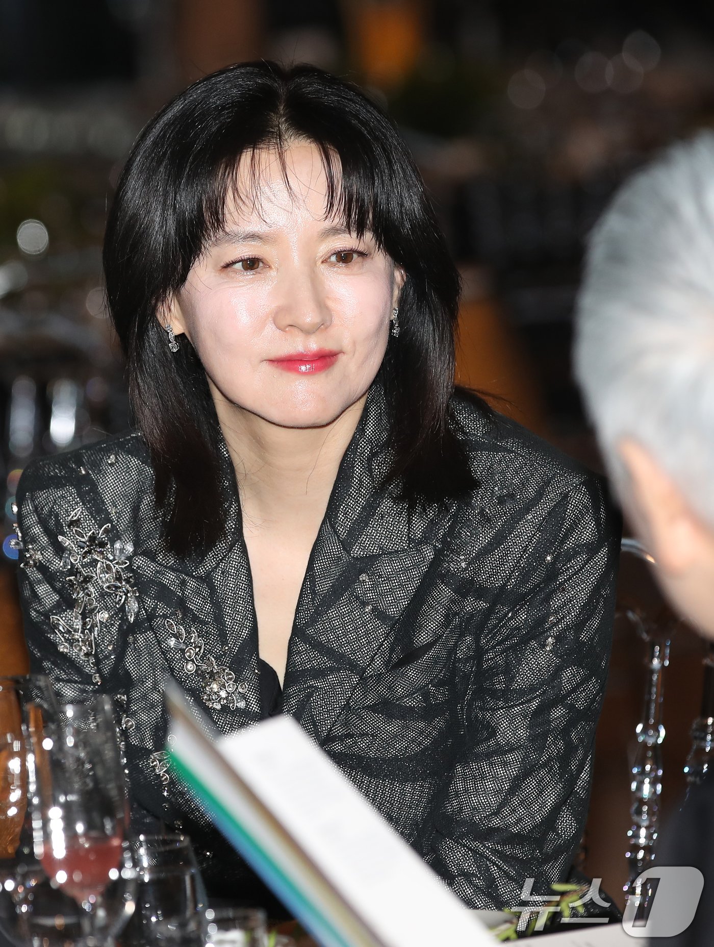 본문 이미지 - 배우 이영애가 24일 서울 강동구 고덕동 스테이지28에서 열린 제14회 아름다운예술인상 시상식에 참석해 영화인들과 대화를 나누고 있다. ⓒ News1 권현진 기자