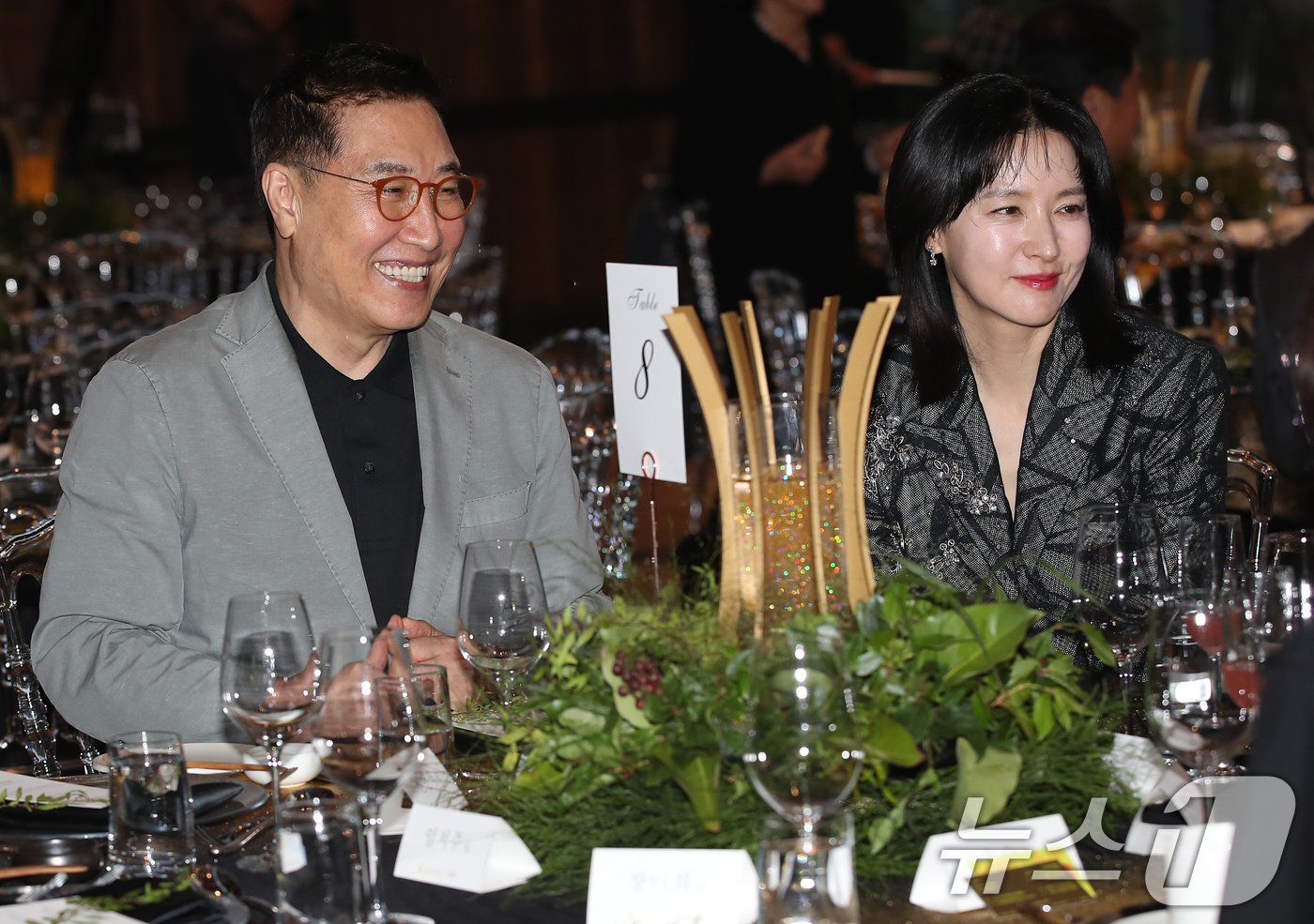 본문 이미지 - 배우 이영애, 정호영 부부가 24일 서울 강동구 고덕동 스테이지28에서 열린 제14회 아름다운예술인상 시상식에 참석해 원로배우 손숙, 박정자 등과 대화를 나누고 있다. ⓒ News1 권현진 기자