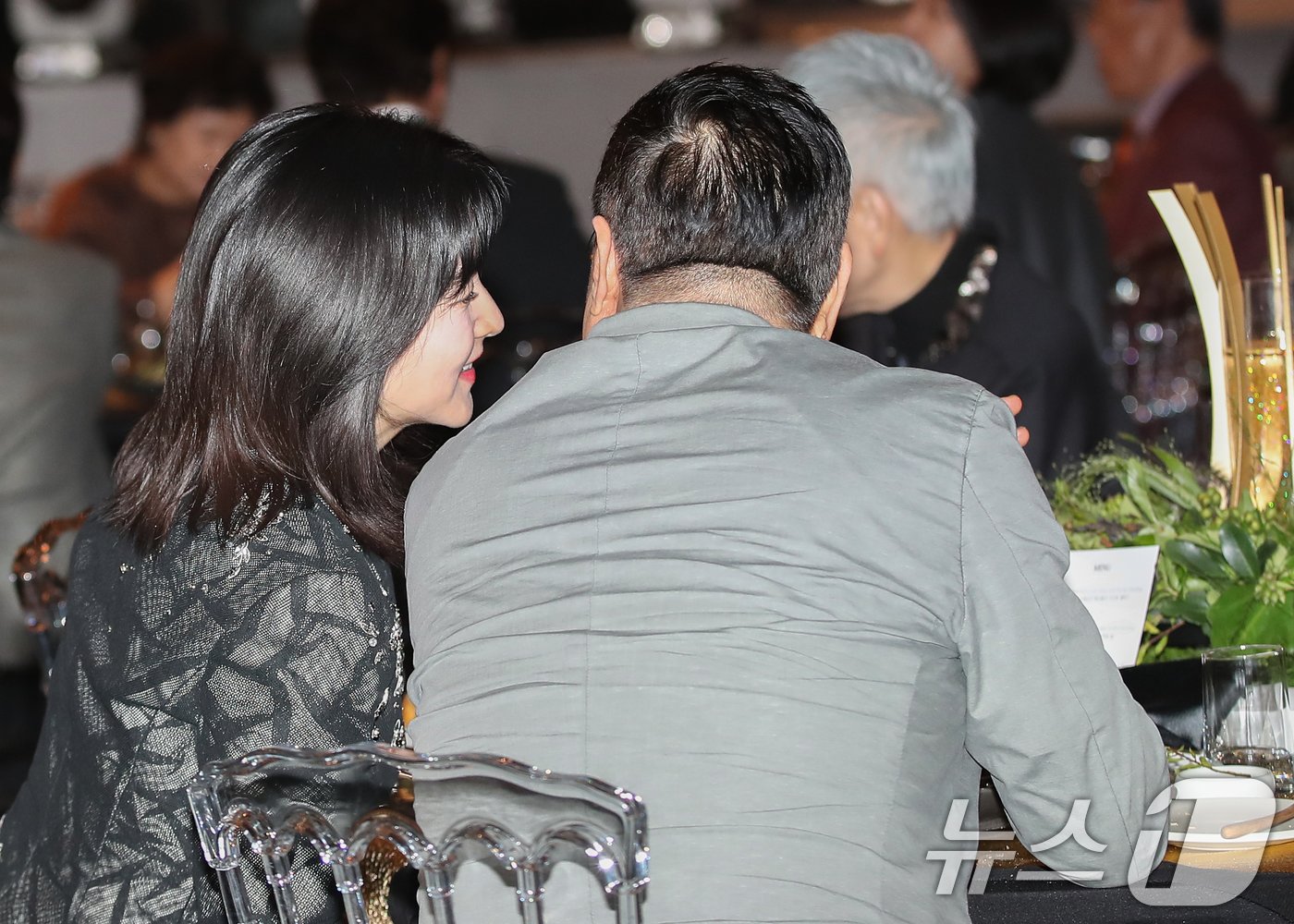본문 이미지 - 배우 이영애, 정호영 부부가 24일 서울 강동구 고덕동 스테이지28에서 열린 제14회 아름다운예술인상 시상식에 참석해 대화를 나누고 있다. 2024.10.24/뉴스1 ⓒ News1 권현진 기자
