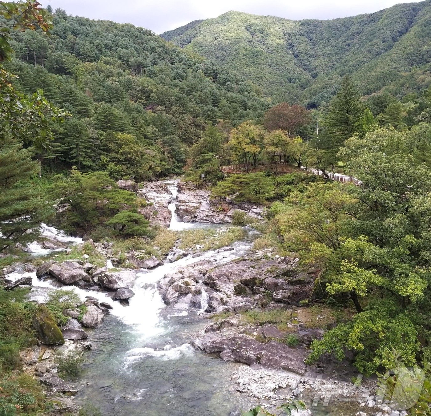 본문 이미지 - 가평 연인산 명품 계곡길 자료사진.(경기도 제공)