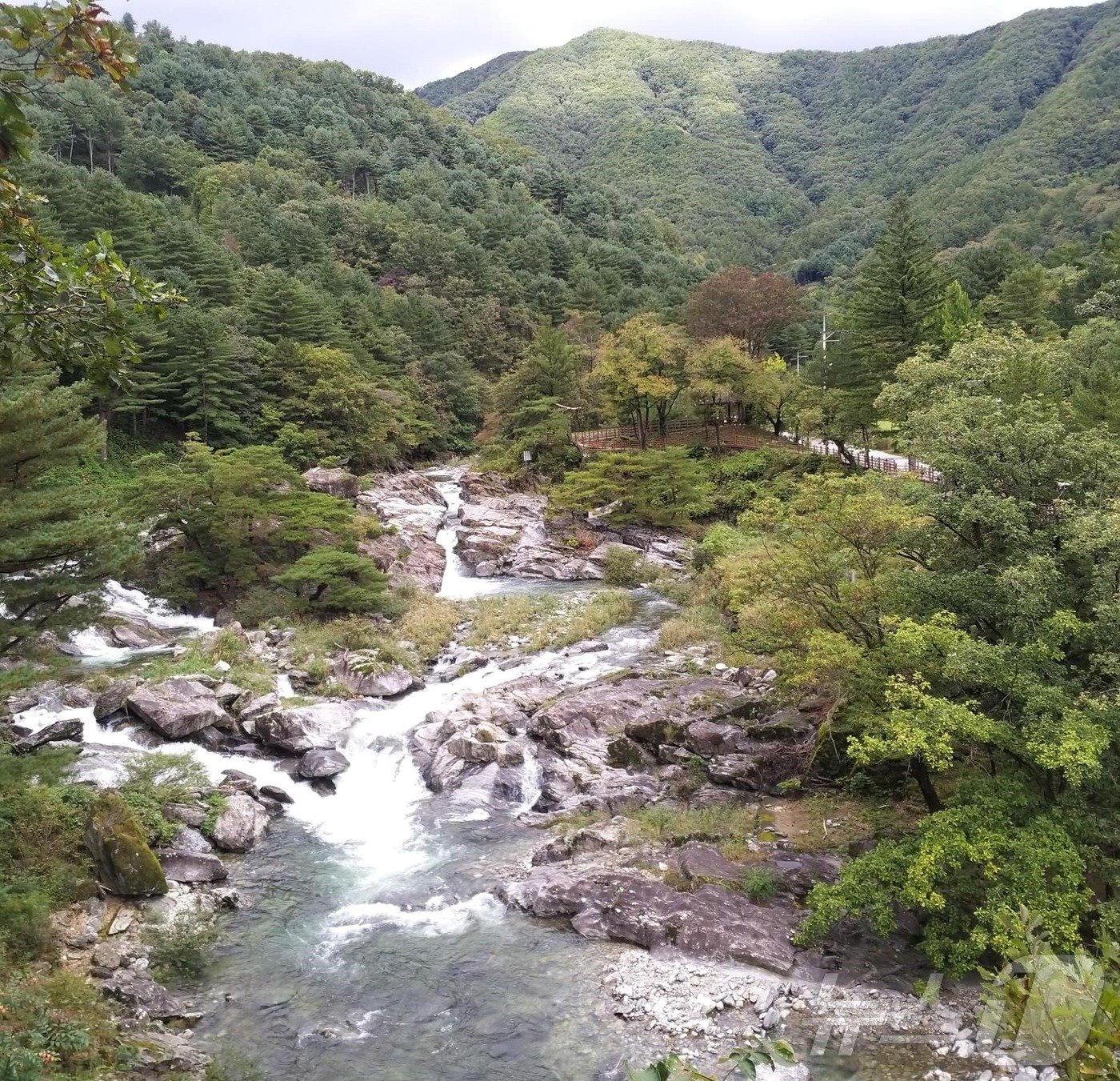 가평 연인산 명품 계곡길 자료사진.&#40;경기도 제공&#41;