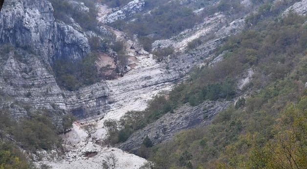 [사진] 산사태 발생한 보스니아의 주택 덮친 흙더미