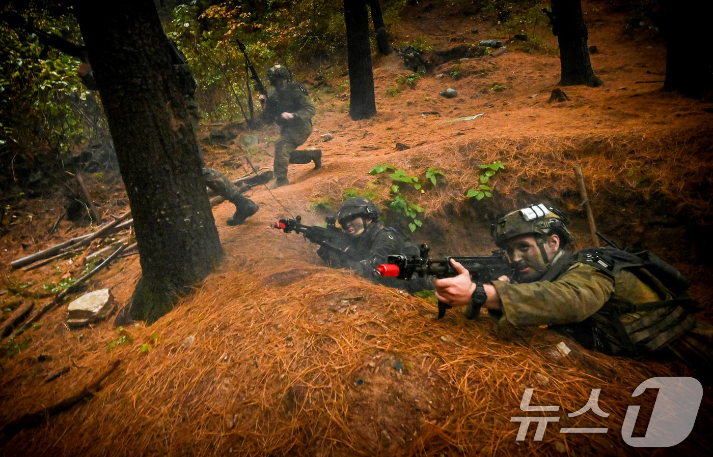 (서울=뉴스1) = 육군 제7보병사단 상승불사조여단은 지난 14일부터 강원도 인제 육군과학화전투훈련단에서 호주군과 함께 최초로 ‘한-호 연합 KCTC 훈련’을 실시했다고 25일 밝 …