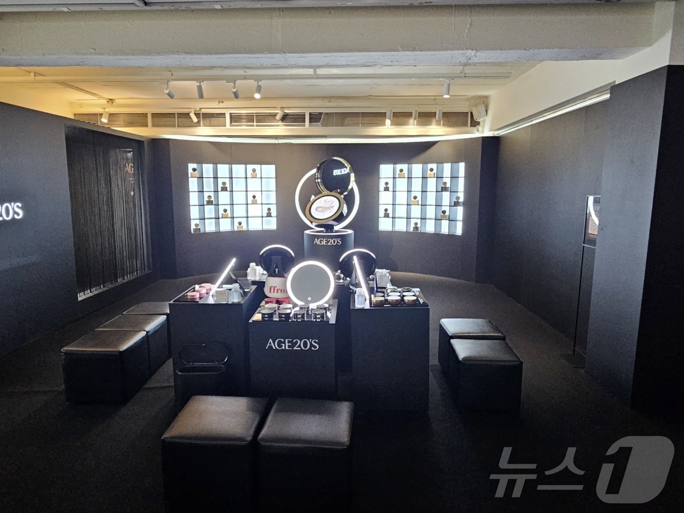 본문 이미지 - 24일 서울 성수동 일대에서 애경산업 대표 브랜드 에이지투웨니스(AGE20'S)와 루나의 팝업 스토어가 개최됐다.ⓒ 뉴스1/김진희 기자.