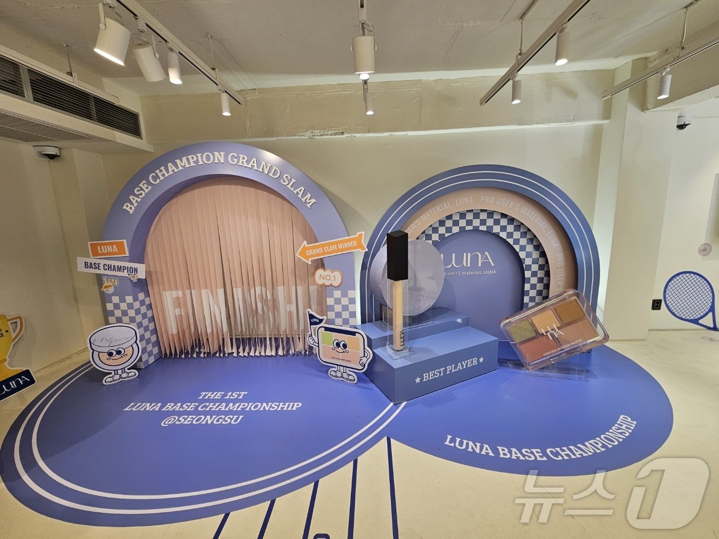 본문 이미지 - 24일 서울 성수동 일대에서 애경산업 대표 브랜드 에이지투웨니스(AGE20'S)와 루나의 팝업 스토어가 개최됐다.ⓒ 뉴스1/김진희 기자.