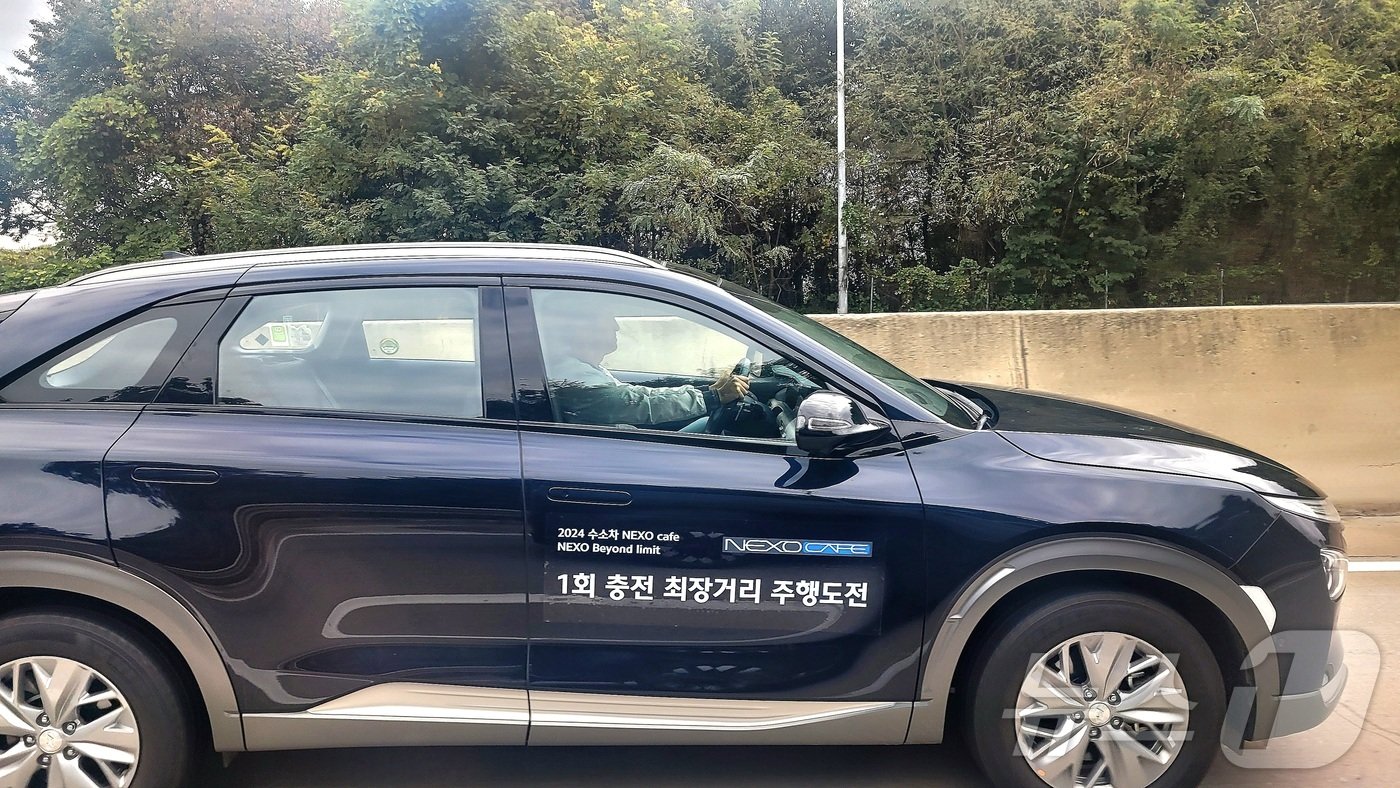 본문 이미지 -  주행 중인 현대차의 수소전기차 '넥쏘'(현대차 제공)