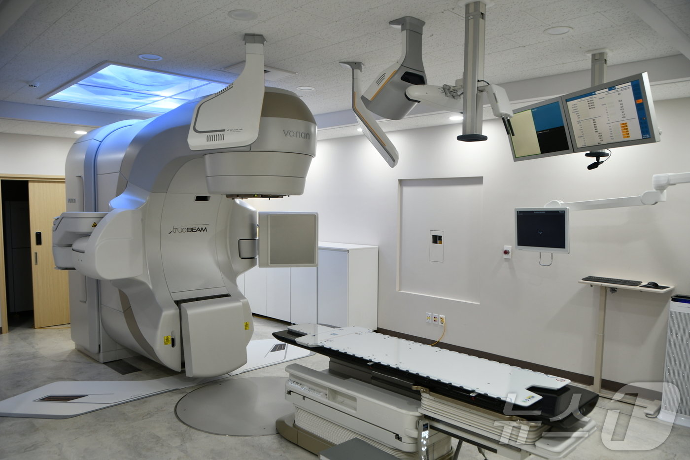 본문 이미지 - 트루빔 장비(왼쪽)와 이그잭트랙 다이내믹 장비(천장)가 함께 설치된 모습.(한림대 춘천성심병원 제공)/뉴스1