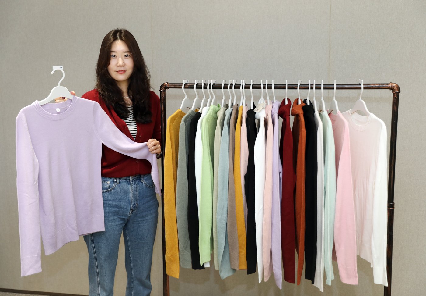 본문 이미지 - 다양한 색상의 '더 부드러운 니트'를 소개하는 임성하 부장(이마트 제공)