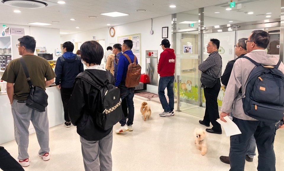 대만수의사회 회원들이 반려마루 시설을 둘러보고 있다. &#40;경기도 제공&#41; ⓒ 뉴스1