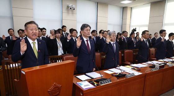 [국감]증인 선서하는 이상민 행안부 장관