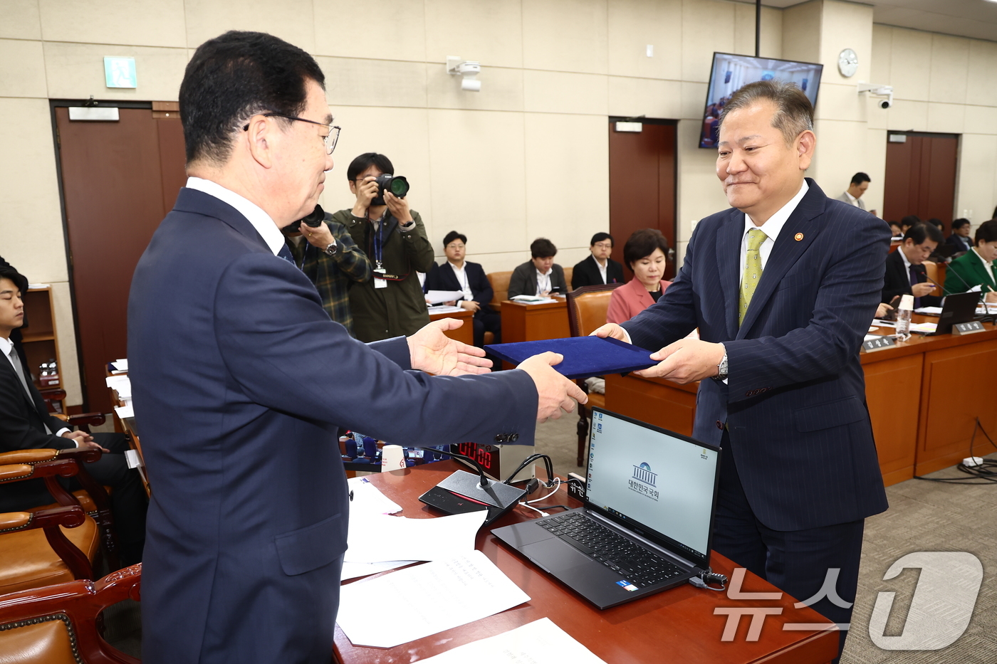 (서울=뉴스1) 김민지 기자 = 이상민 행정안전부 장관이 25일 오전 서울 여의도 국회 행정안전위원회에서 열린 행정안전부·중앙선거관리위원회·진실화해를위한과거사정리위원회·경찰청·소방 …