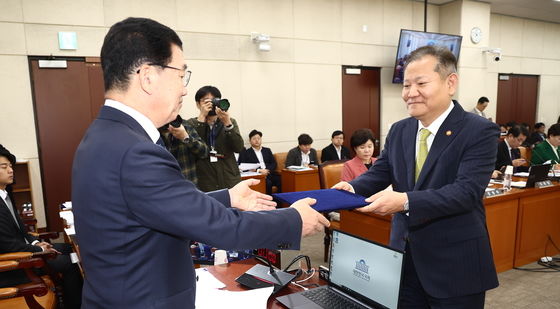 [국감]선서문 제출하는 이상민 행안부 장관