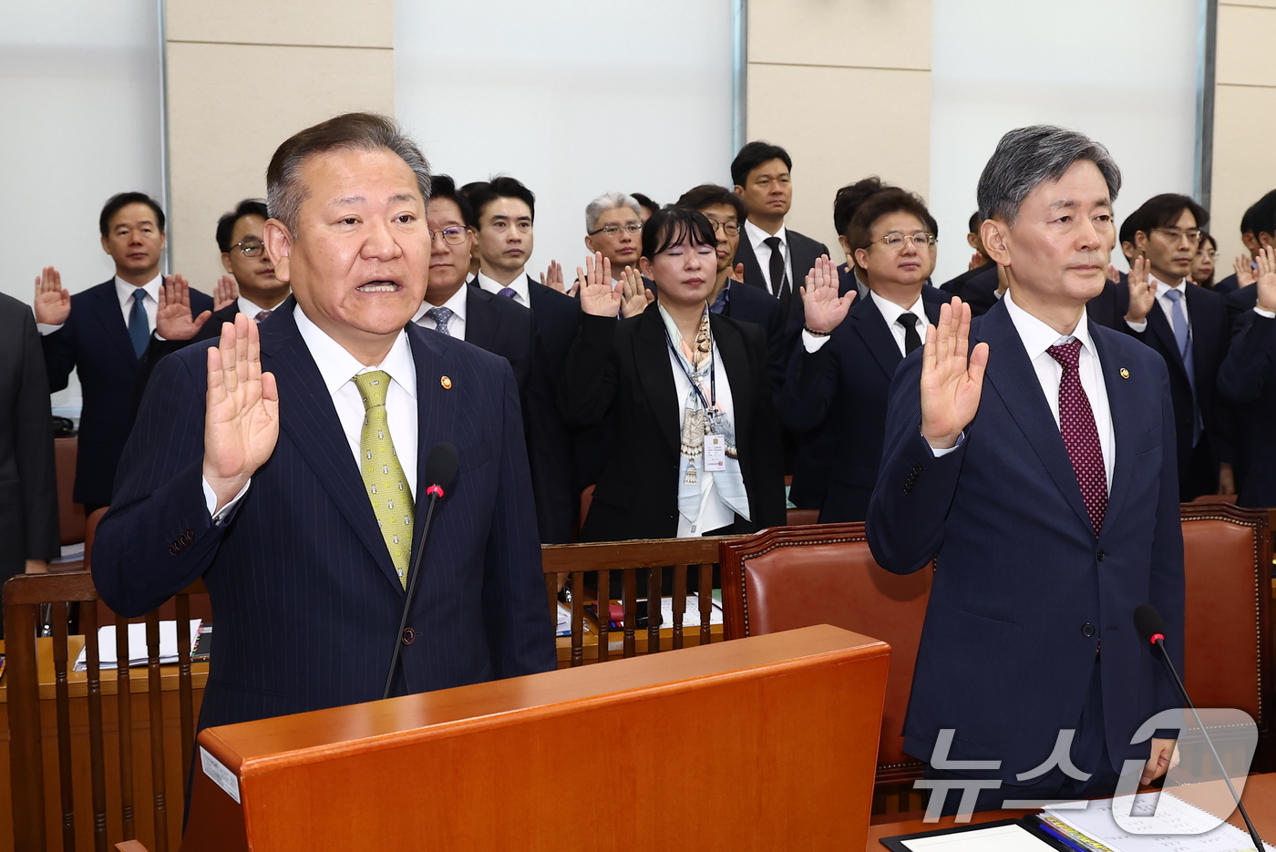 (서울=뉴스1) 김민지 기자 = 이상민 행정안전부 장관과 조지호 경찰청장이 25일 오전 서울 여의도 국회 행정안전위원회에서 열린 행정안전부·중앙선거관리위원회·진실화해를위한과거사정리 …