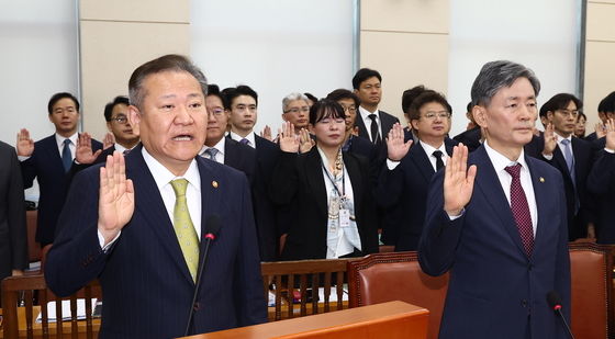 [국감]증인 선서하는 행안부 장관-경찰청장