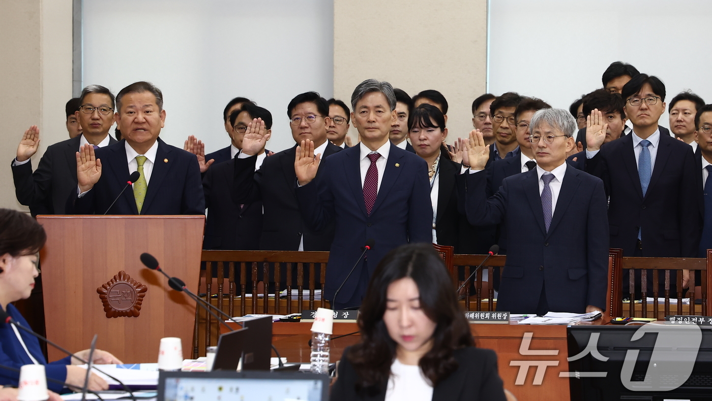 (서울=뉴스1) 김민지 기자 = 이상민 행정안전부 장관(앞줄 왼쪽부터), 조지호 경찰청장, 김광동 진실화해를위한과거사정리위원장이 25일 오전 서울 여의도 국회 행정안전위원회에서 열 …