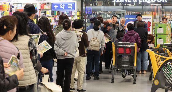 '金배추' 영향에 절임배추 기다리는 시민들