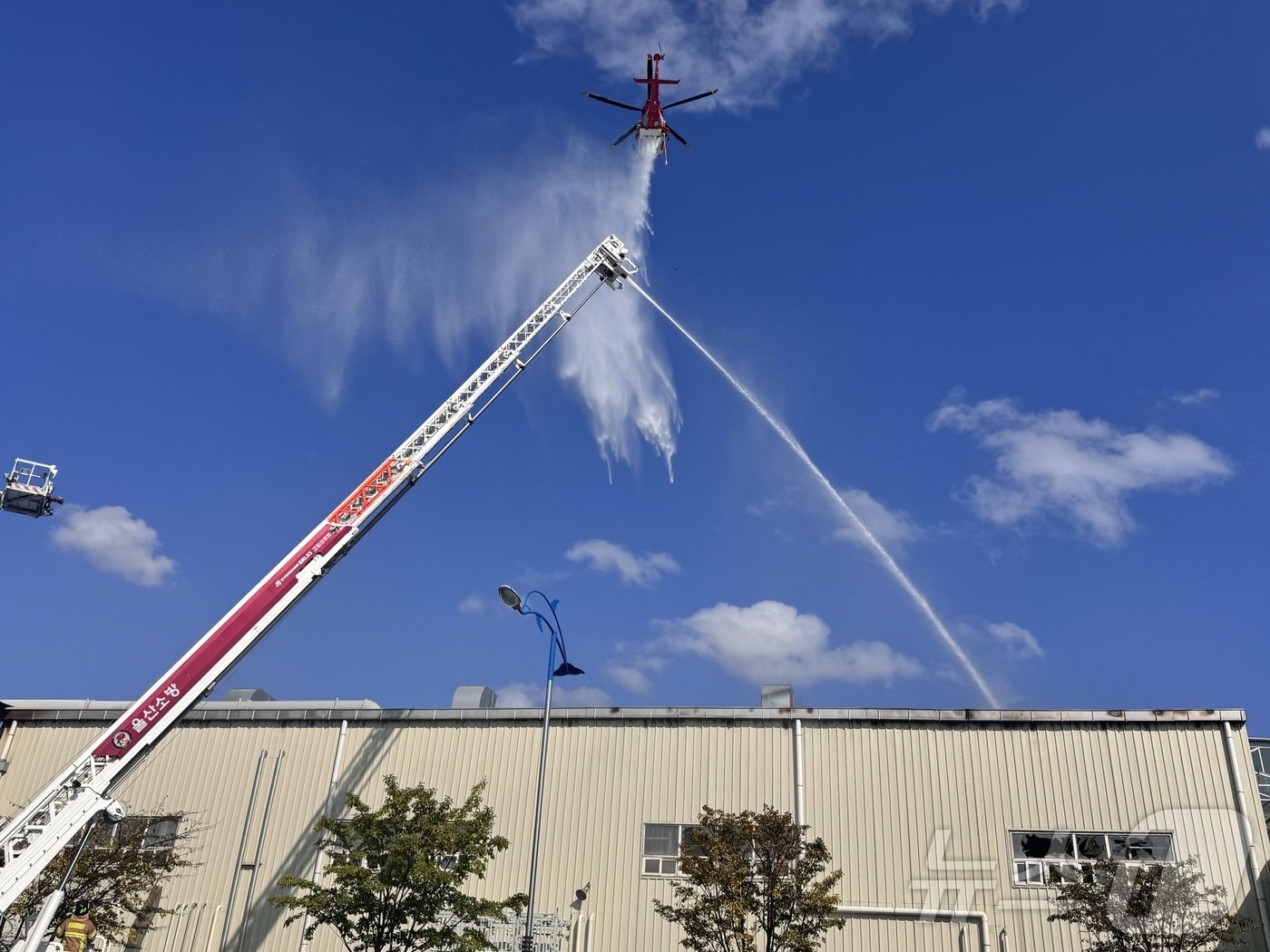 본문 이미지 - 25일 오전 5시 7분께 울산 남구 용연공단 내 자동차부품공장에서 불이 나 소방당국이 진화 중이다. 소방당국은 헬기를 동원해 화재를 진압하고 있다.2024.10.25. ⓒ News1 김세은 기자