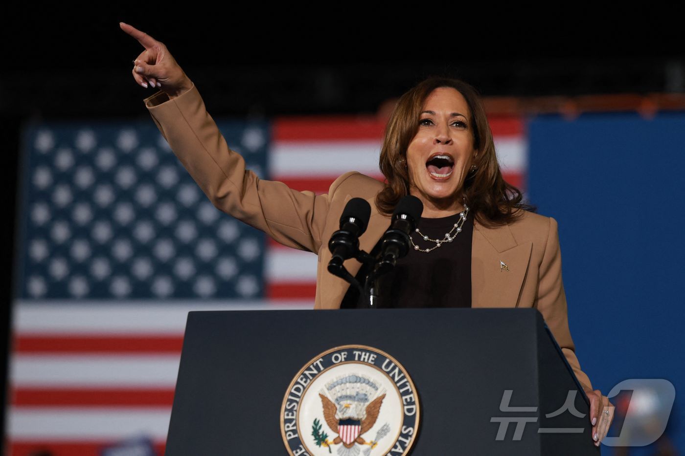 본문 이미지 - 미국 민주당 대선 후보인 카멀라 해리스 부통령이 24일(현지시간) 조지아주 클락스턴에서 열린 선거 집회에 참석해 버락 오바마 전 대통령과 합동 유세서 "이번 선거는 미래를 위한 이며 자유를 위한 싸움"이라고 주장하고 있다. 2024.10.25 ⓒ AFP=뉴스1 ⓒ News1 우동명 기자