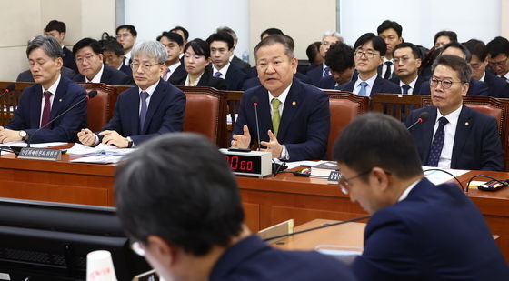 [국감]종합 국감 질의 답변하는 이상민 행안부 장관