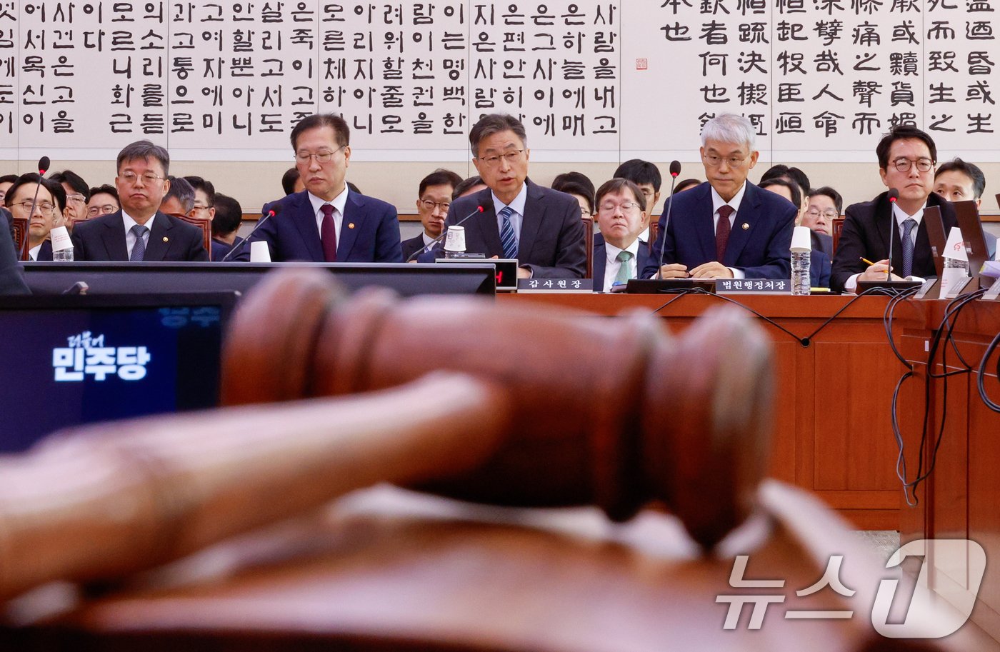 본문 이미지 - 최재해 감사원장이 25일 오전 서울 여의도 국회 법제사법위원회에서 열린 법무부·법제처·감사원·고위공직자범죄수사처·헌법재판소·대법원 종합 국정감사에 출석해 이성윤 더불어민주당 의원 질의에 답하고 있다. 2024.10.25/뉴스1 ⓒ News1 안은나 기자