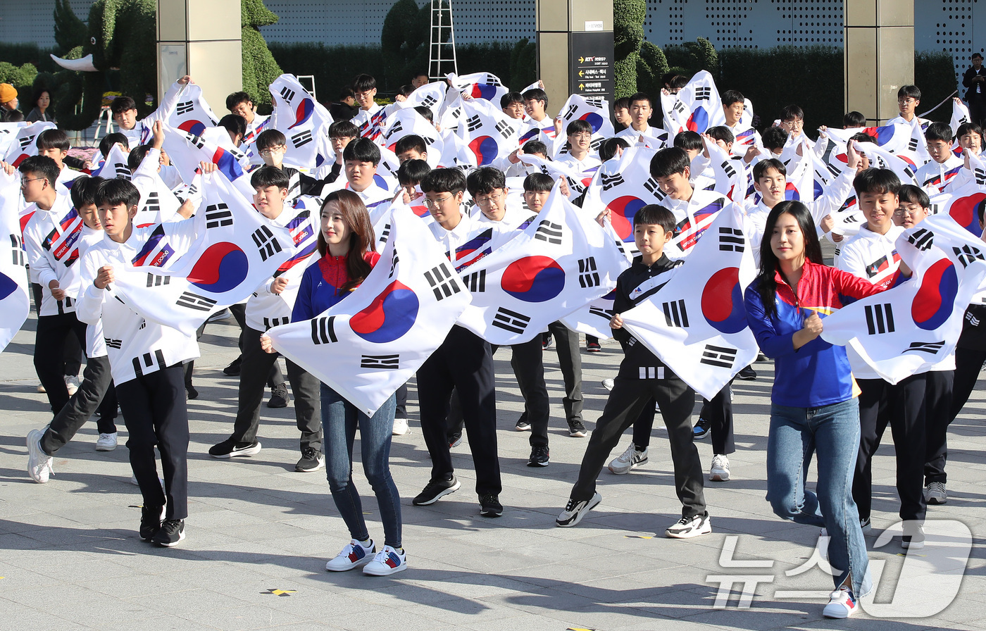 (대구=뉴스1) 공정식 기자 = '독도의 날'인 25일 오전 대구 동구 동대구역 광장에서 대륜중학교 독도동아리 독도강치방위대를 비롯한 1학년 학생 100여 명이 태극기를 흔들며 ' …