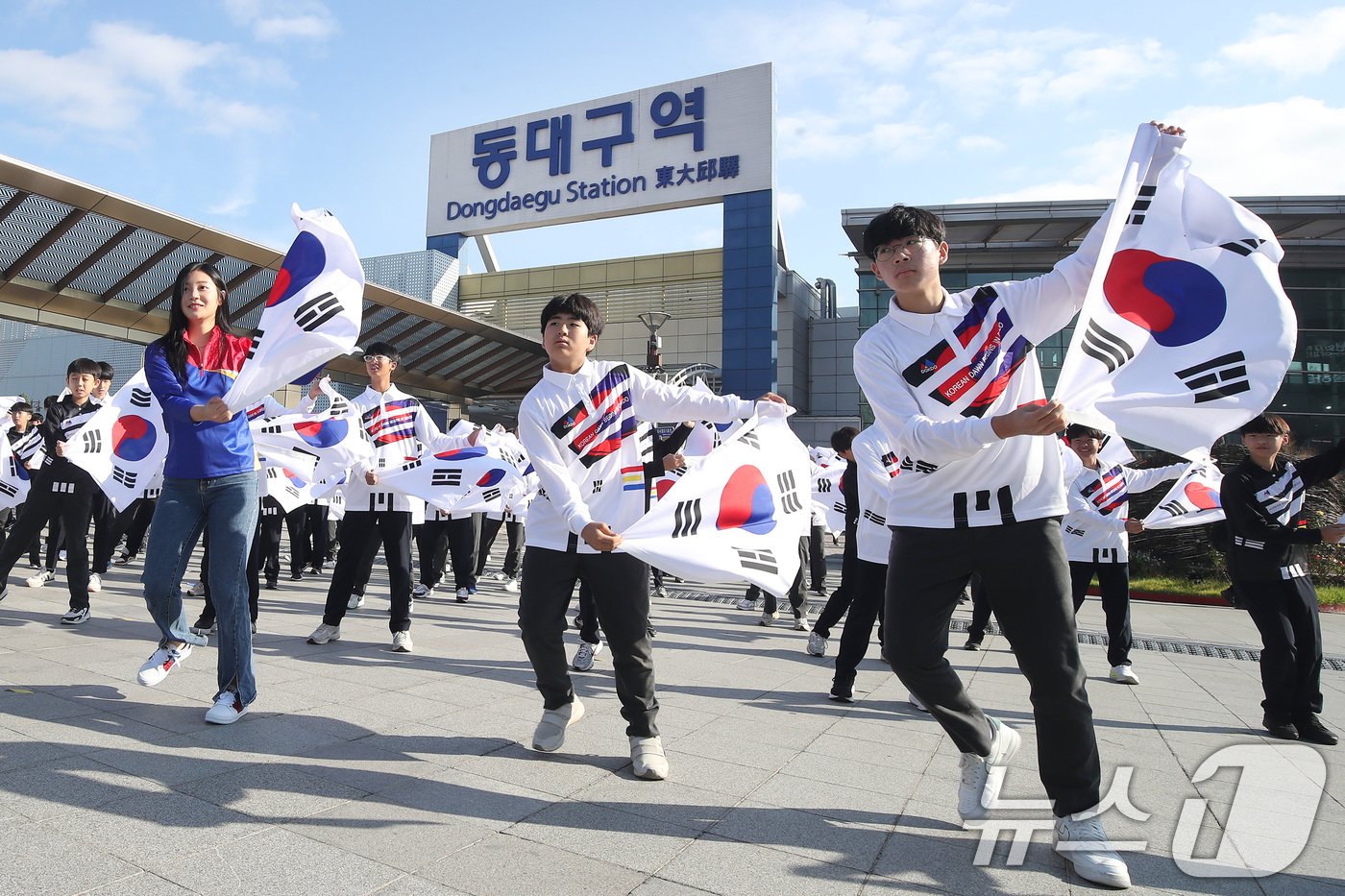 본문 이미지 - '독도의 날'인 25일 오전 대구 동구 동대구역 광장에서 대륜중학교 독도동아리 독도강치방위대를 비롯한 1학년 학생 100여 명이 태극기를 흔들며 '대한민국 독도수호' 플래시몹을 펼치고 있다. 2024.10.25/뉴스1 ⓒ News1 공정식 기자