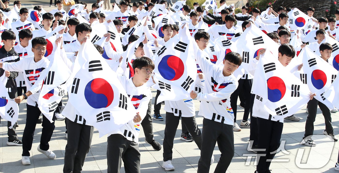 본문 이미지 - '독도의 날'인 25일 오전 대구 동구 동대구역 광장에서 대륜중학교 독도동아리 독도강치방위대를 비롯한 1학년 학생 100여 명이 태극기를 흔들며 '대한민국 독도수호' 플래시몹을 펼치고 있다. 2024.10.25/뉴스1 ⓒ News1 공정식 기자