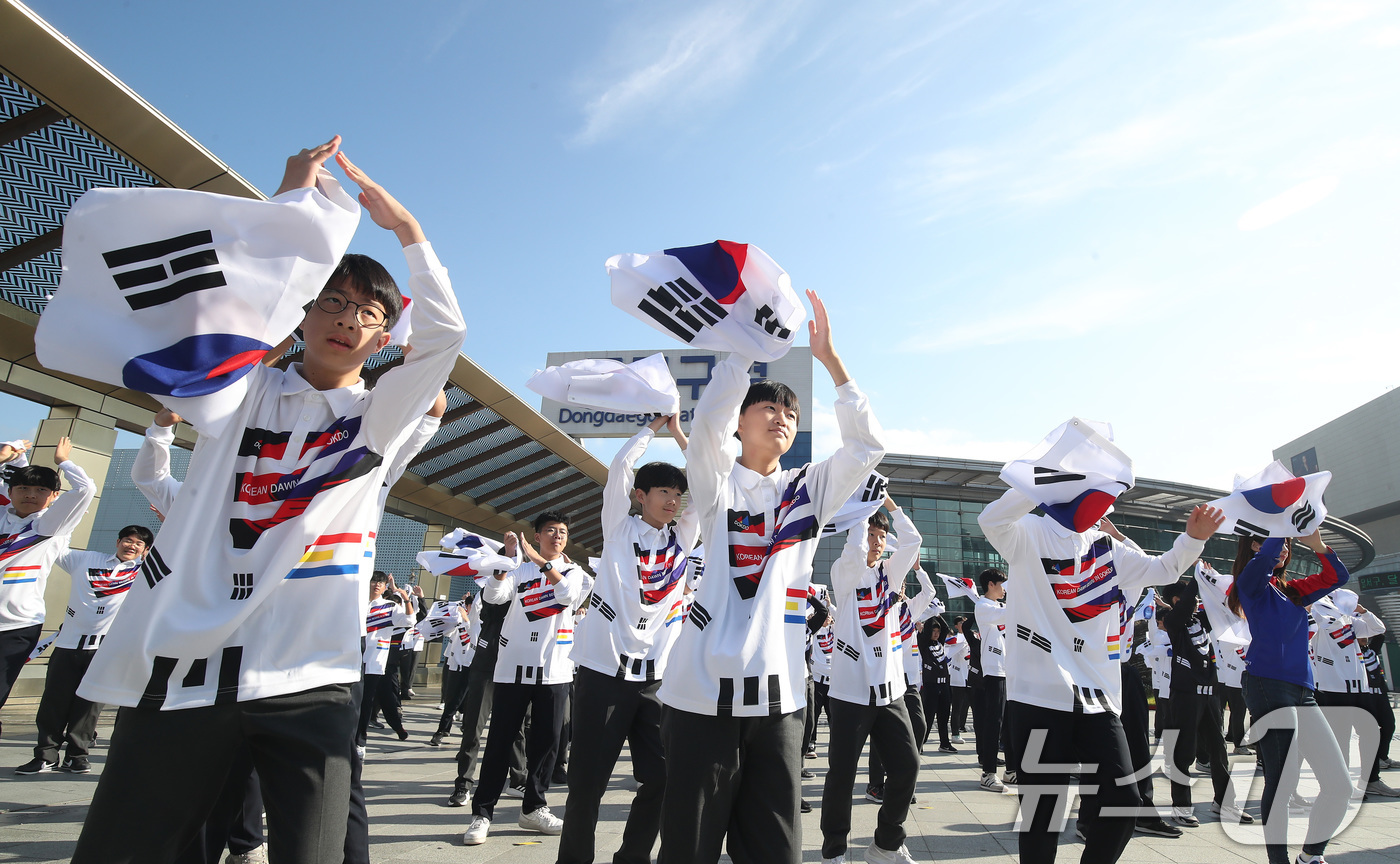 (대구=뉴스1) 공정식 기자 = '독도의 날'인 25일 오전 대구 동구 동대구역 광장에서 대륜중학교 독도동아리 독도강치방위대를 비롯한 1학년 학생 100여 명이 태극기를 흔들며 ' …