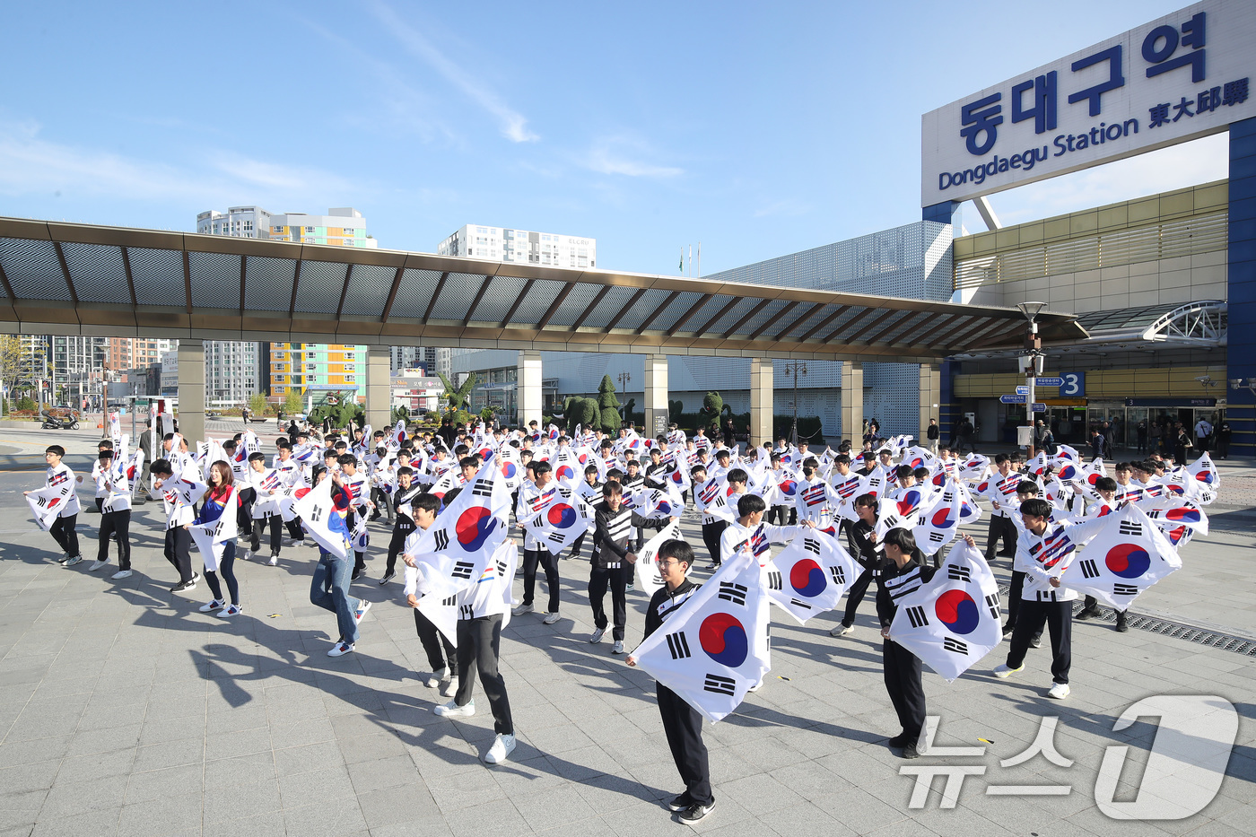 (대구=뉴스1) 공정식 기자 = '독도의 날'인 25일 오전 대구 동구 동대구역 광장에서 대륜중학교 독도동아리 독도강치방위대를 비롯한 1학년 학생 100여 명이 태극기를 흔들며 ' …