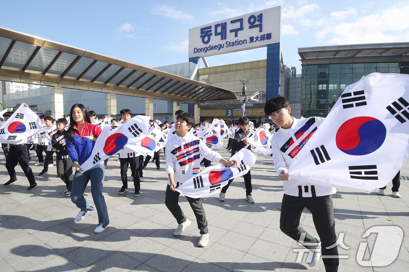 (대구=뉴스1) 공정식 기자 = '독도의 날'인 25일 오전 대구 동구 동대구역 광장에서 대륜중학교 독도동아리 독도강치방위대를 비롯한 1학년 학생 100여 명이 태극기를 흔들며 ' …