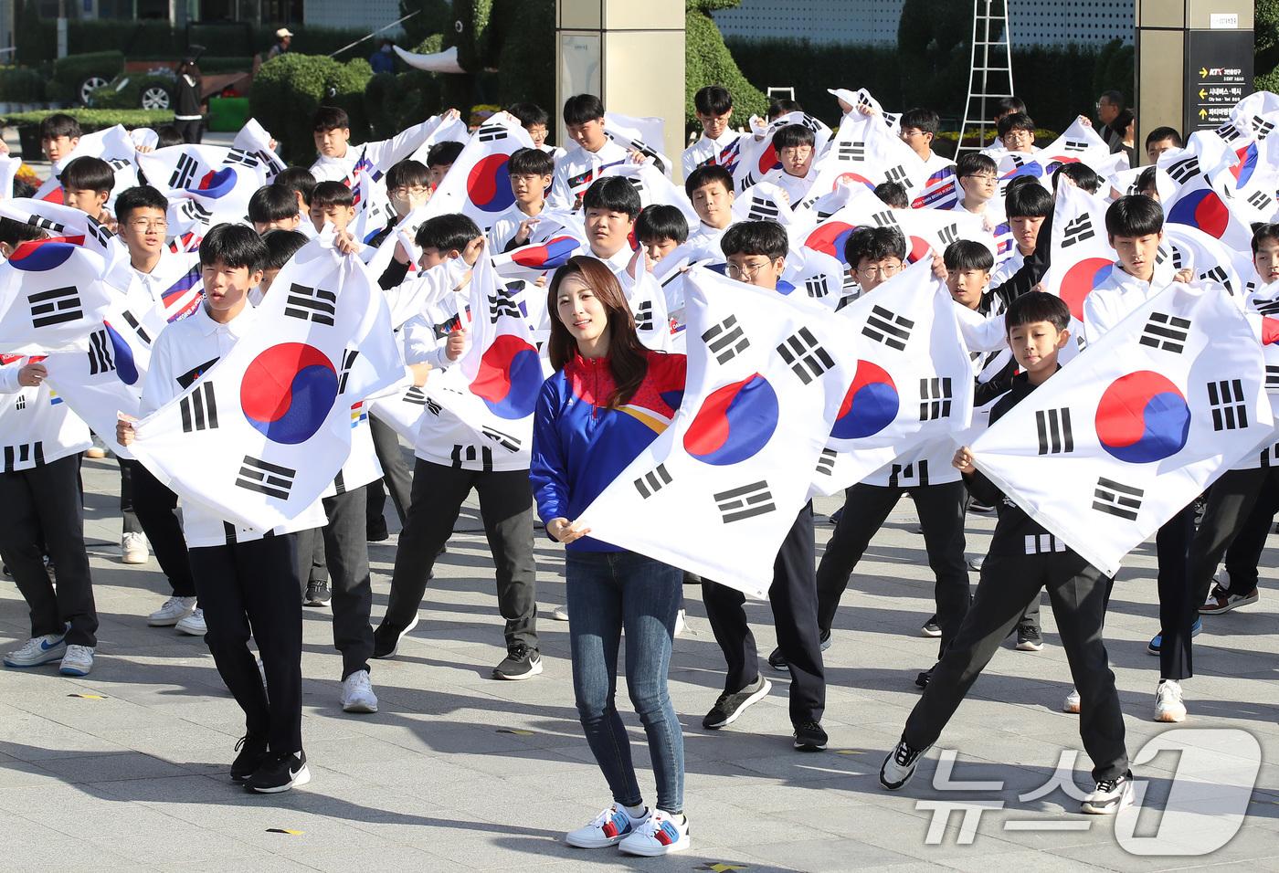 (대구=뉴스1) 공정식 기자 = '독도의 날'인 25일 오전 대구 동구 동대구역 광장에서 대륜중학교 독도동아리 독도강치방위대를 비롯한 1학년 학생 100여 명이 태극기를 흔들며 ' …