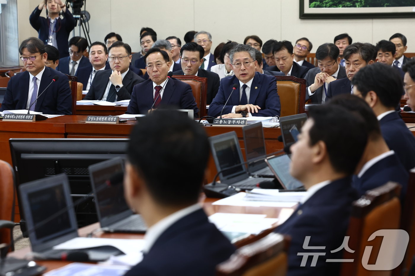 김민석 고용노동부 차관이 25일 오전 서울 여의도 국회 환경노동위원회에서 열린 고용노동부·경제사회노동위원회&#40;경사노위&#41; 등에 대한 종합 국정감사에서 의원 질의에 답변하고 있다. 2024.10.25/뉴스1 ⓒ News1 김민지 기자