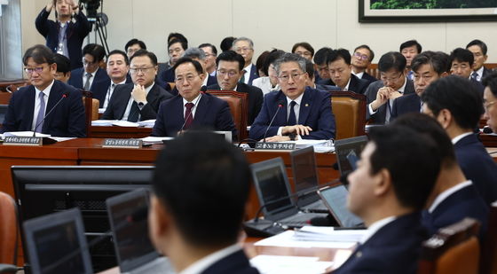 [국감]김문수 장관 대신 종합 국감 출석한 고용부 차관