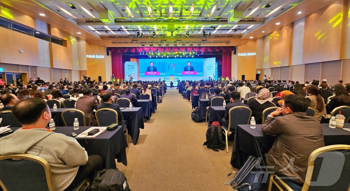 본문 이미지 - 허주형 아시아태평양수의사회 신임 회장이 25일 대전 컨벤션센터에서 열린 아시아태평양수의사회 총회 개막식에서 취임사를 하고 있다. ⓒ 뉴스1