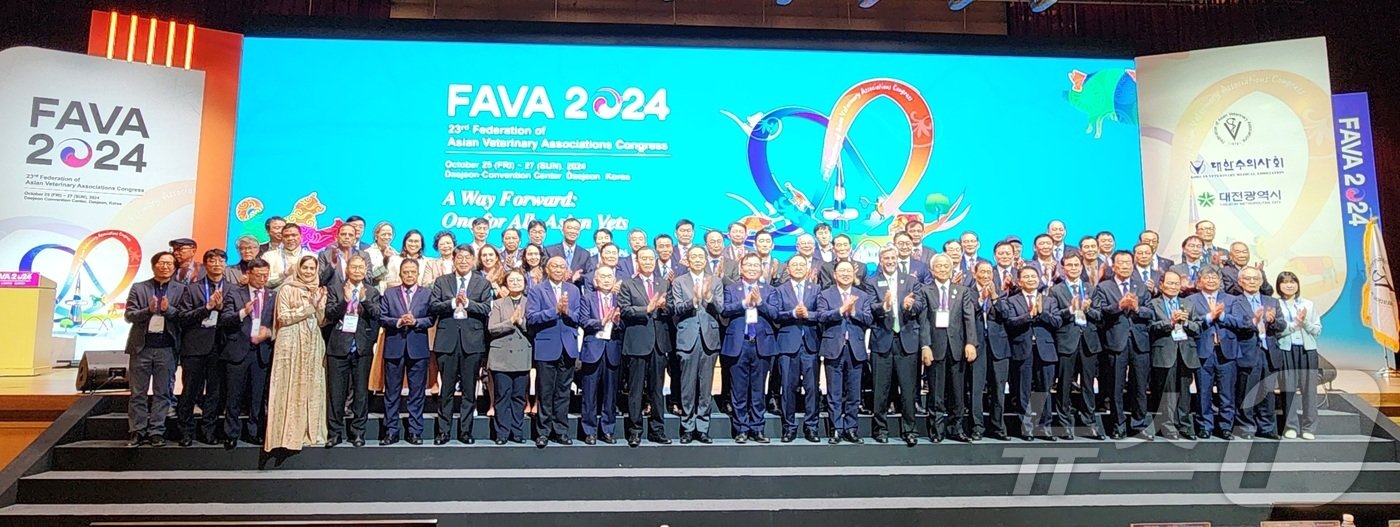 본문 이미지 - 25일 대전 컨벤션센터에서 열린 아시아태평양수의사회 총회 참석자들이 기념사진을 찍고 있다. ⓒ 뉴스1 한송아 기자