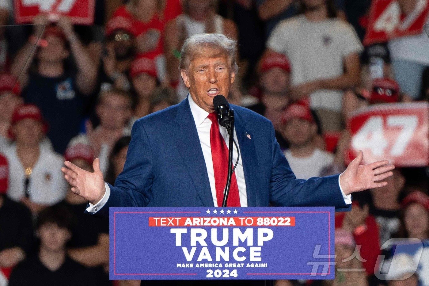 본문 이미지 - 미국 공화당 대통령 후보 도널드 트럼프 전 대통령이 24일&#40;현지시간&#41; 애리조나주 템피에서 열린 선거 집회서 유세를 갖고 “카멀라 해리스 부통령이 전 세계 교도소와 감옥, 정신병원에서 온 범죄 이민자의 침입을 위해 고의로 국경을 해체하고 문을 활짝 열었다&#34;고 주장하고 있다. 2024.10.25 ⓒ AFP=뉴스1 ⓒ News1 우동명 기자