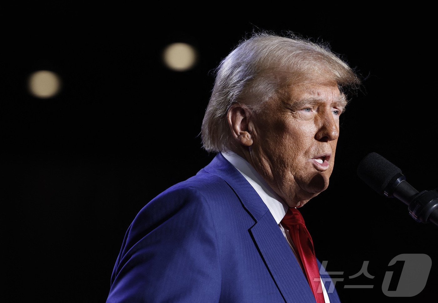 본문 이미지 - 미국 공화당 대통령 후보 도널드 트럼프 전 대통령이 24일(현지시간) 애리조나주 템피에서 열린 선거 집회서 유세를 갖고 “우리는 쓰레기 폐기장이다. 우리는 전 세계의 쓰레기통 같다"고 주장하고 있다. 2024.10.25 ⓒ AFP=뉴스1 ⓒ News1 우동명 기자