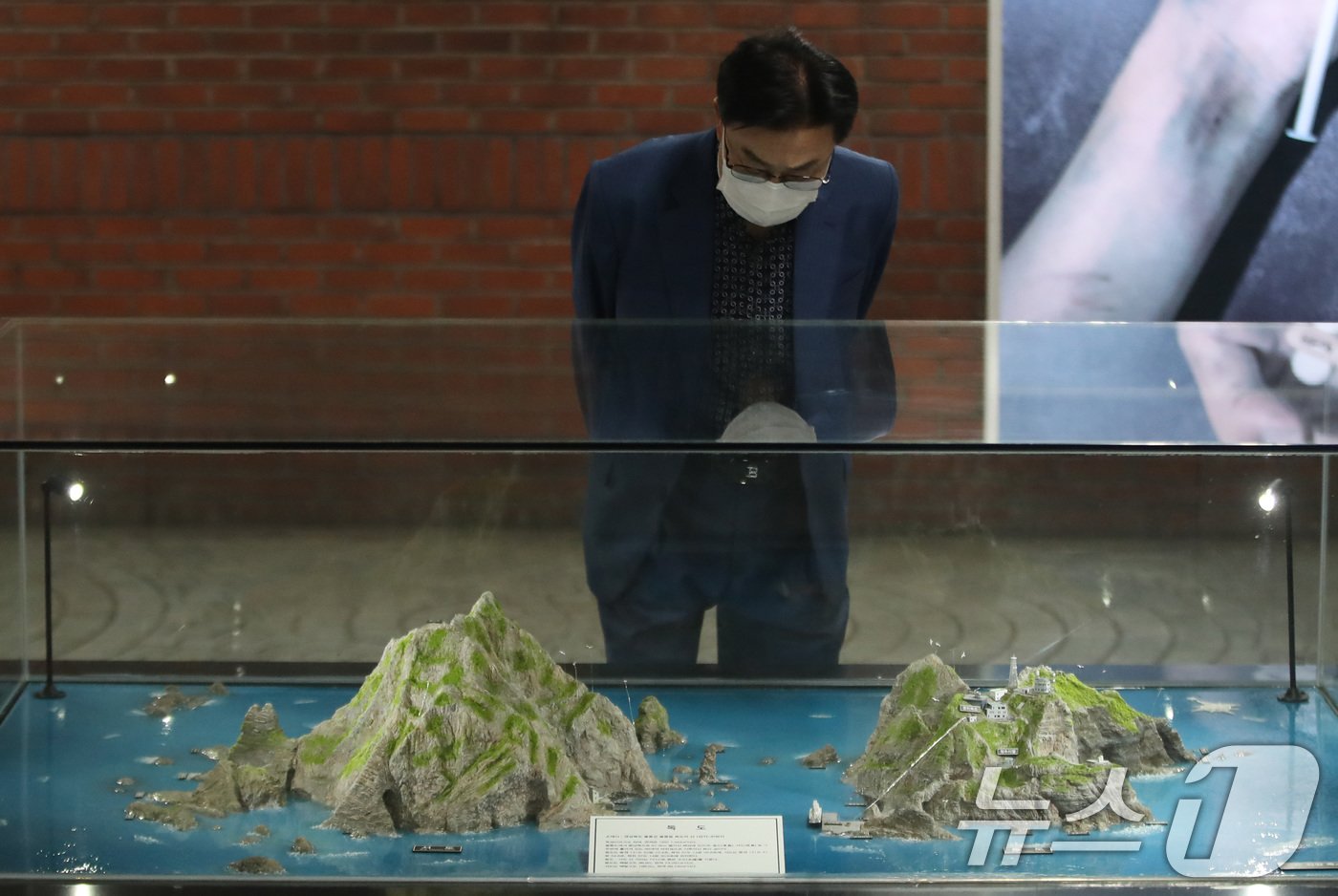본문 이미지 - '독도의 날'인 25일 오전 서울 중구 시청역에 독도 조형물이 놓여 있다. 서울교통공사는 독도의 날을 맞아 시청역, 김포공항역, 이태원역 3개 역에 설치된 독도 조형물의 복원 작업을 마쳤다고 밝혔다. 2024.10.25/뉴스1 ⓒ News1 임세영 기자