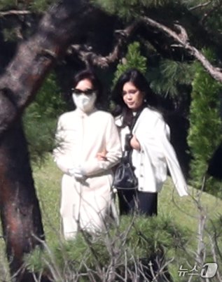 본문 이미지 - 홍라희 전 리움미술관장(왼쪽부터)과 이부진 신라호텔 사장이 25일 오전 경기도 수원시 장안구 소재 故 이건희 삼성 선대회장 선영에서 열린 4주기 추도식에 참석하고 있다. 2024.10.25/뉴스1 ⓒ News1 김영운 기자