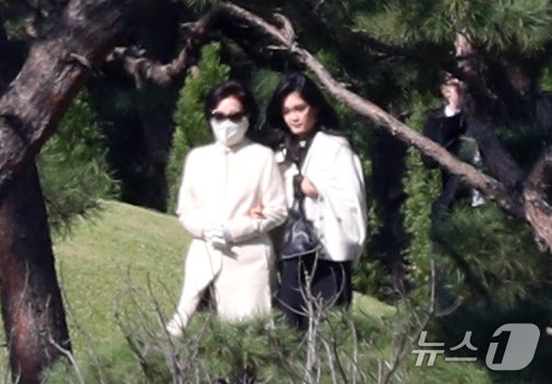 본문 이미지 - 홍라희 전 리움미술관장(왼쪽부터)과 이부진 신라호텔 사장이 25일 오전 경기도 수원시 장안구 소재 故 이건희 삼성 선대회장 선영에서 열린 4주기 추도식에 참석하고 있다. 2024.10.25/뉴스1 ⓒ News1 김영운 기자