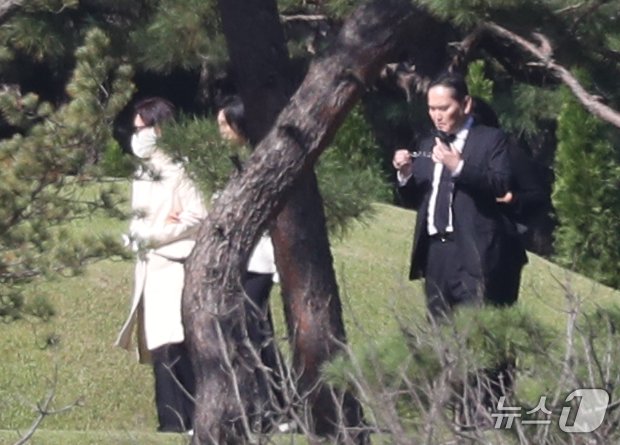 본문 이미지 - 홍라희 전 리움미술관장(왼쪽부터)과 이부진 신라호텔 사장, 이재용 삼성전자 회장이 25일 오전 경기도 수원시 장안구 소재 故 이건희 삼성 선대회장 선영에서 열린 4주기 추도식에 참석하고 있다. 2024.10.25/뉴스1 ⓒ News1 김영운 기자